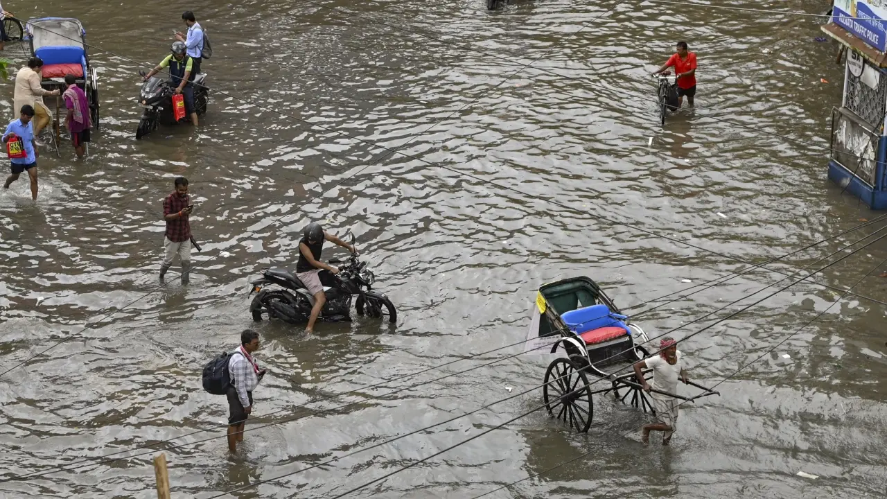 Over 30 flights cancelled as heavy rains lash Kolkata