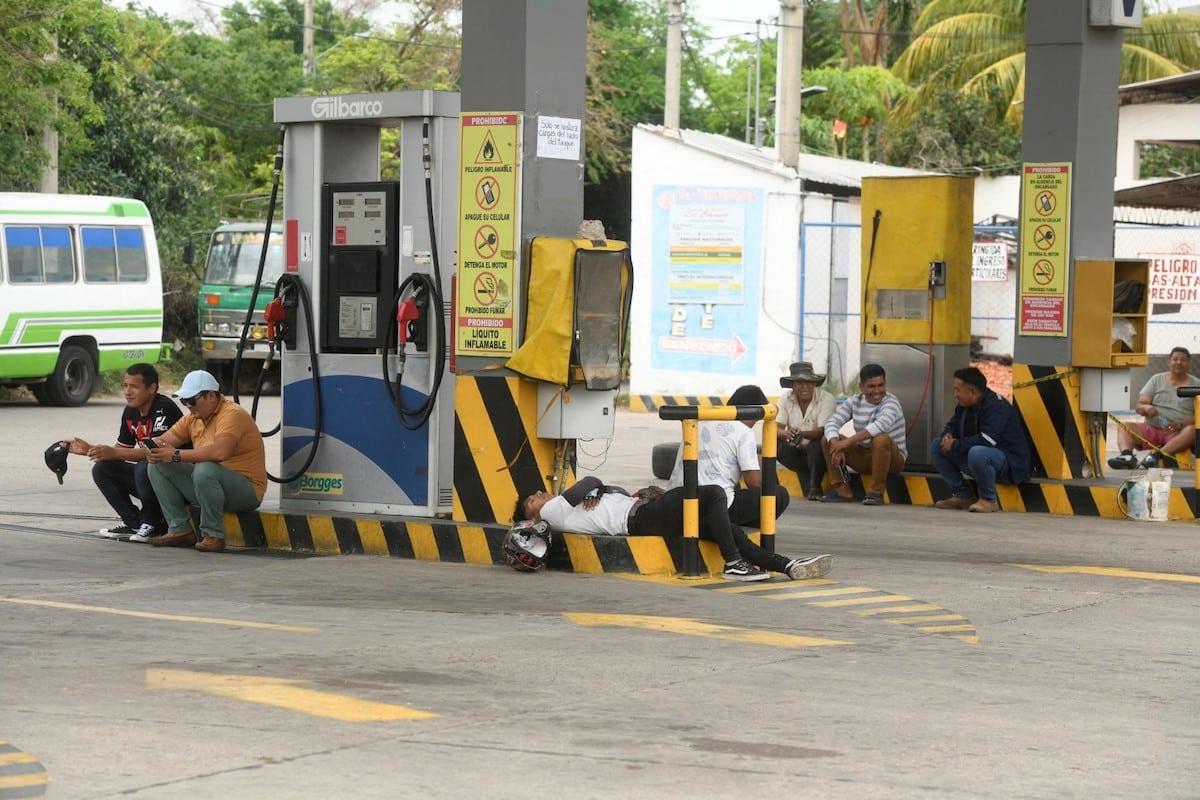 Fuel crisis hampers distribution of Bolivian election ballots