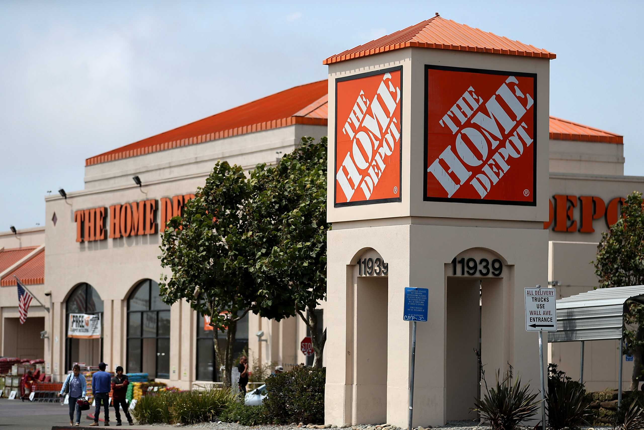 Home Depot, Lowe’s Profits Fall as Housing Market Slows in a Weak Economy